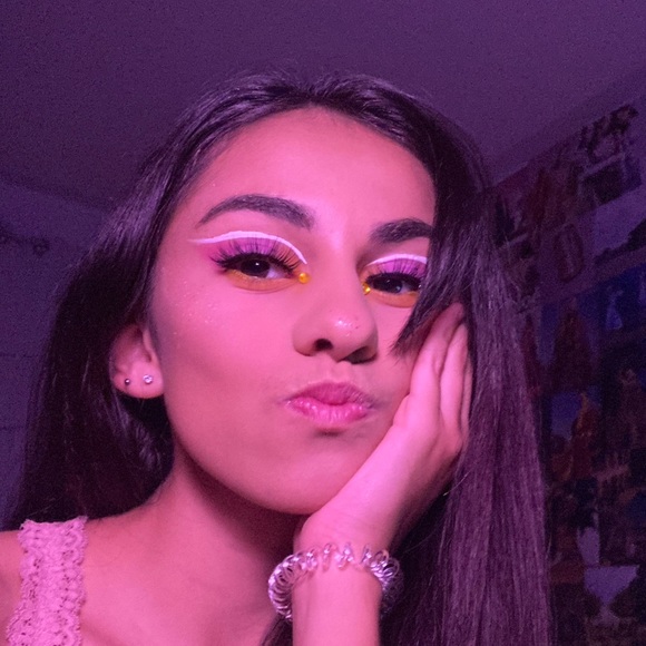 Profile Picture of Rachel Botelho (@rachel_botelho) on Poshmark