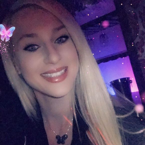 Profile Picture of Lawren Lewczyk (@lawrenfacebook) on Poshmark