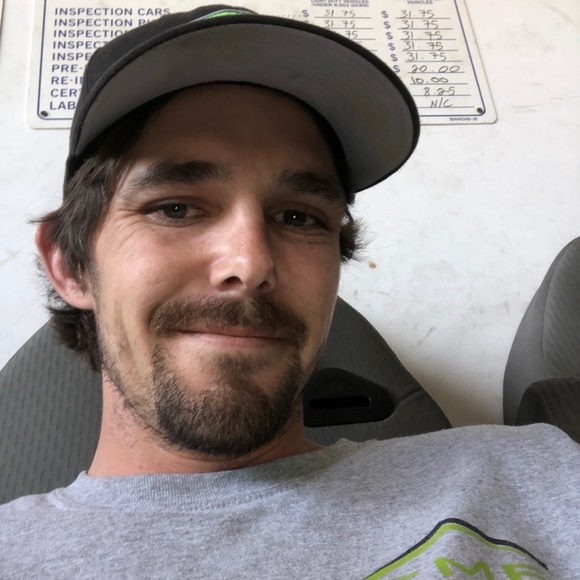 Profile Picture of Geoffrey Axelrod (@geoffaxelrod) on Poshmark