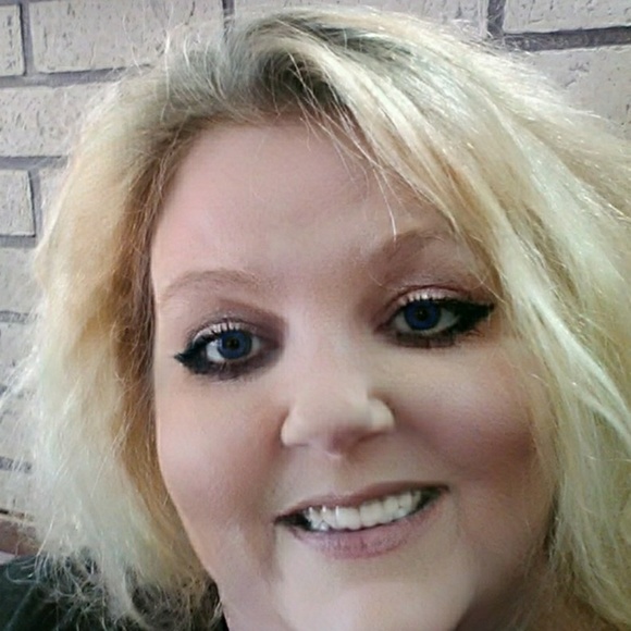 Profile Picture of Lorena Taylor (@lorenataylor73) on Poshmark