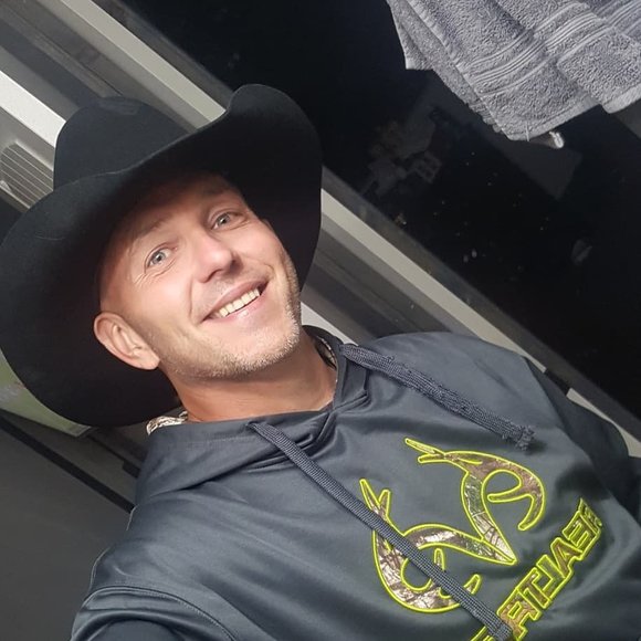 Profile Picture of Robert Frost (@iazfrosty) on Poshmark