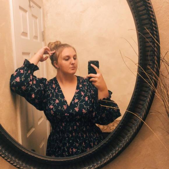 Profile Picture of Starla Klohr (@starlaklohr) on Poshmark