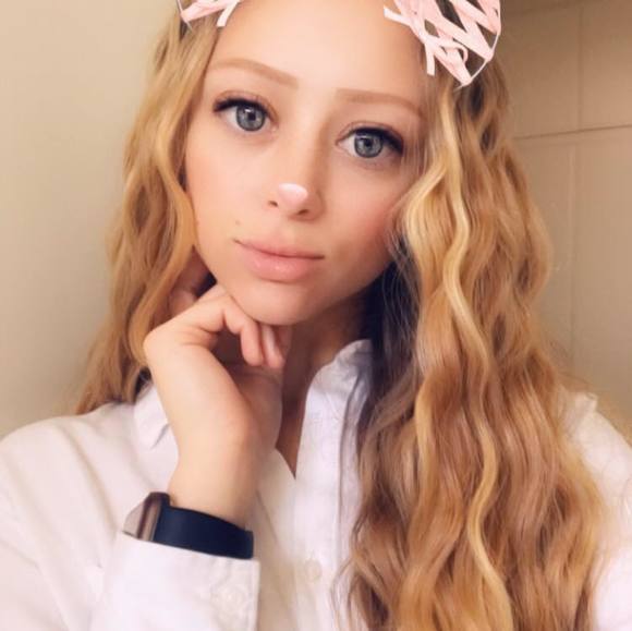 Profile Picture of Taryn Elaine (@tarynelaine_15) on Poshmark