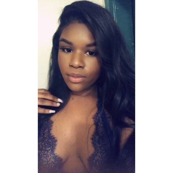 Profile Picture of Desirae Thompson (@desirae1211) on Poshmark