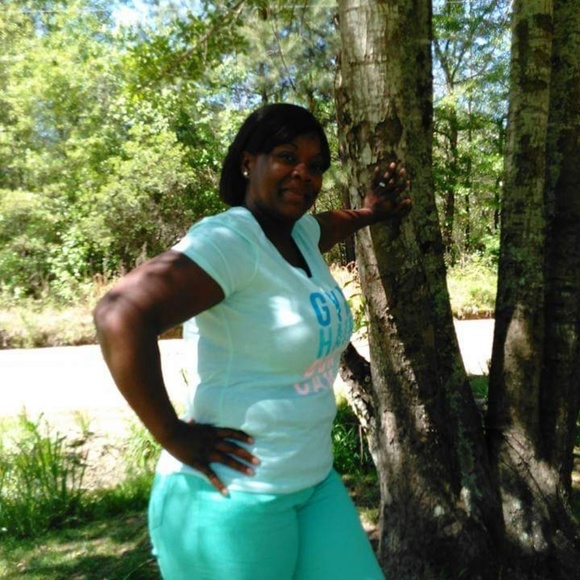 Profile Picture of April Murray (@murray12995) on Poshmark