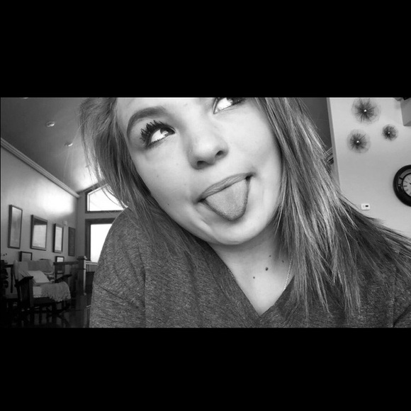 Profile Picture of Avery Reney (@avess666) on Poshmark