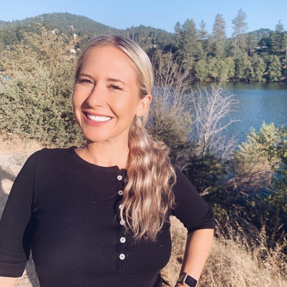 Profile Picture of Alexa Cook (@yeahhitsalexa) on Poshmark