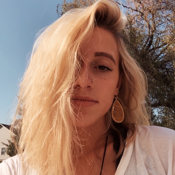 Profile Picture of Ashley Kiritsis (@loulalove1) on Poshmark