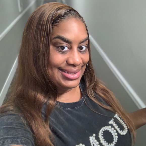 Profile Picture of Tanisha Hodge (@tanishahodge) on Poshmark