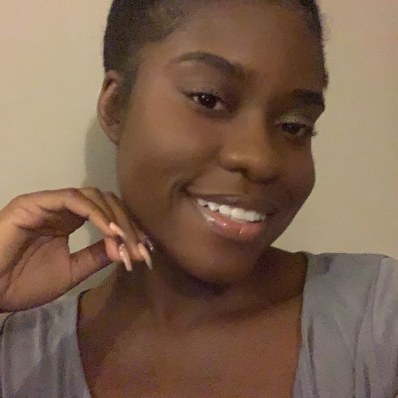 Profile Picture of Leslina Dangler (@cutielinaboo) on Poshmark