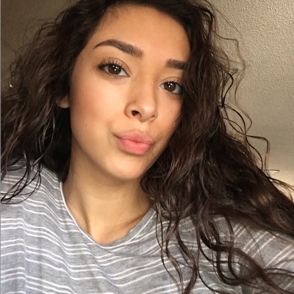 Profile Picture of Amaya Vandenbosch (@amayavr) on Poshmark