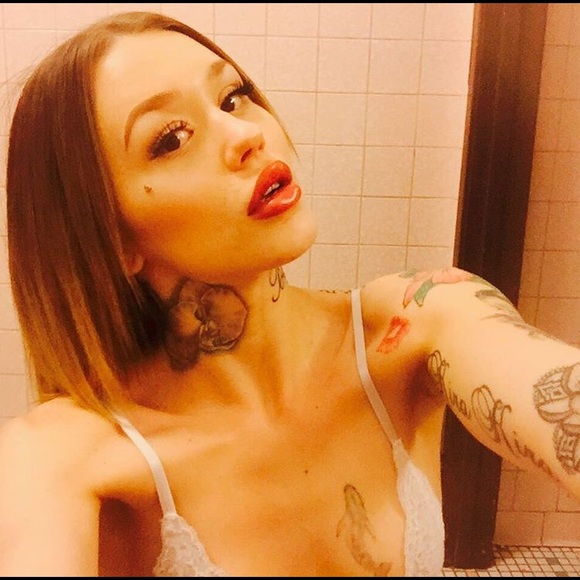 Profile Picture of Luna Thude (@lunaaat) on Poshmark