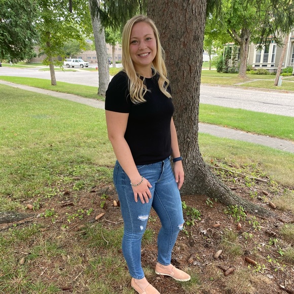 Profile Picture of Olivia Crapsey (@oliviac224) on Poshmark