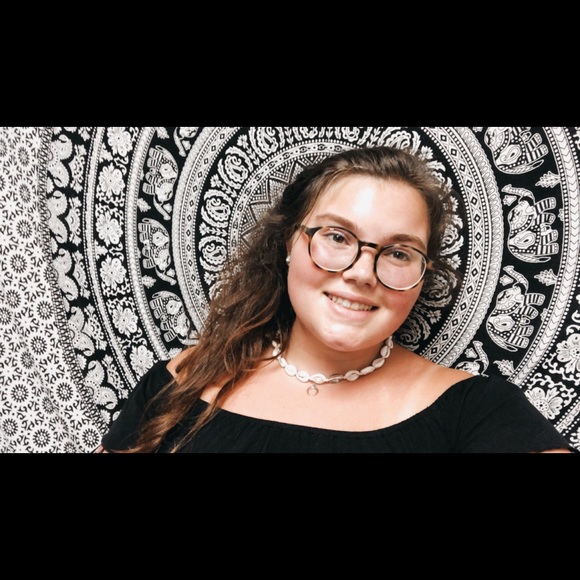 Profile Picture of Lexi Nezbeth (@lexinezbeth) on Poshmark