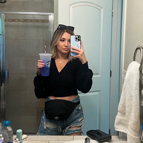 Profile Picture of Lauren Craker (@laurencraker) on Poshmark