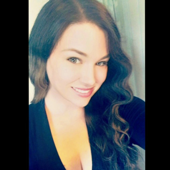 Profile Picture of Alisha Callahan (@vendella) on Poshmark