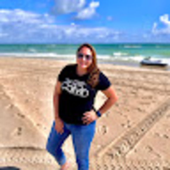 Profile Picture of Sara Irigoyen (@sarairigoyen0) on Poshmark