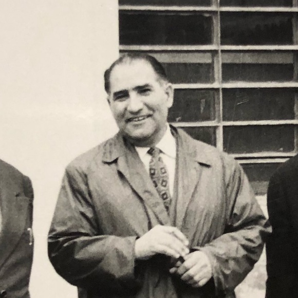 Profile Picture of Farid Eimen (@sellabe) on Poshmark