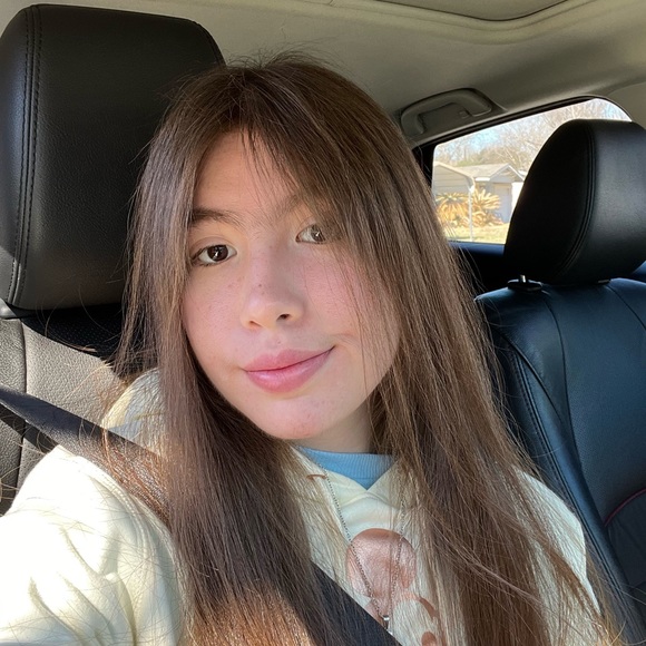 Profile Picture of Lori Gonzalez (@lori2003) on Poshmark
