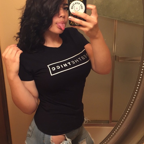 Profile Picture of Vanessa Hansen (@vscene1) on Poshmark