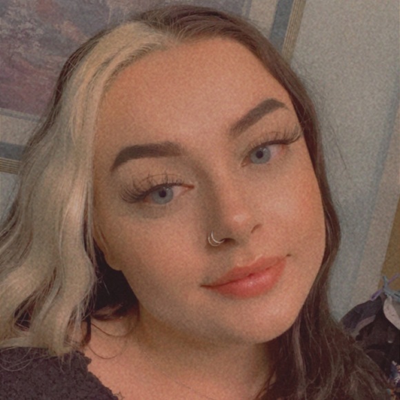 Alex Goodheart - Poshmark Profile Picture of Alex Goodheart (@aalexmarie) on Poshmark