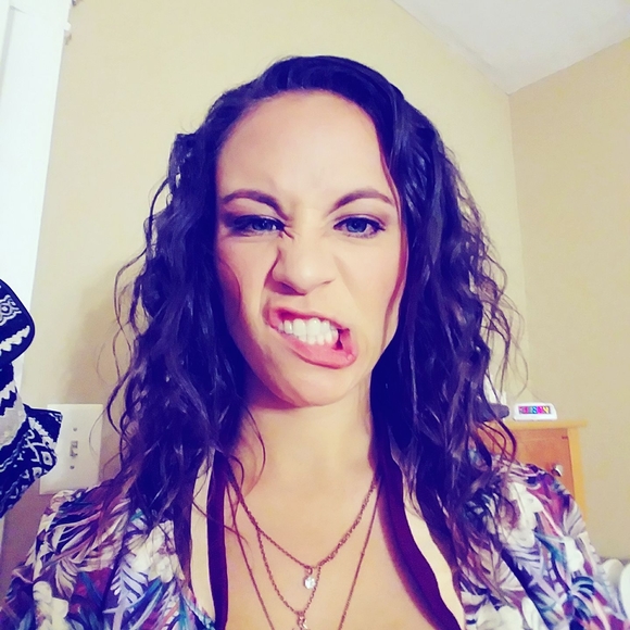 Profile Picture of Arielle Aaron (@ariaaron219) on Poshmark