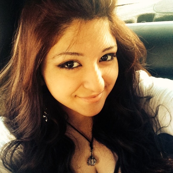 Profile Picture of Bianca Santos (@bianca_bunny) on Poshmark