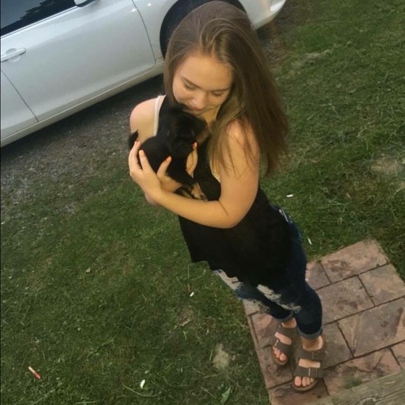 Profile Picture of Danielle Shewmake (@danielle_2464) on Poshmark