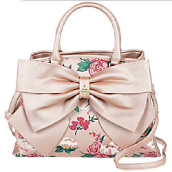 Profile Picture of Vicky Mcfadden (@onegirltravel) on Poshmark