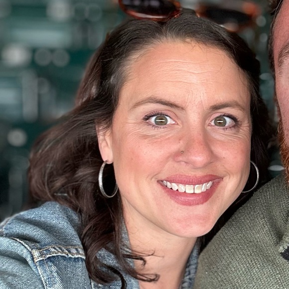 Profile Picture of Jennifer Dwyer (@jennythetwinny) on Poshmark