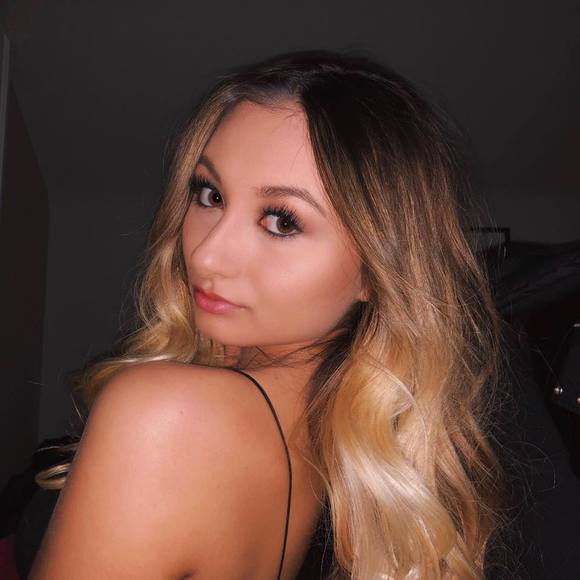 Profile Picture of Sophia Halyk (@sophia_halyk) on Poshmark