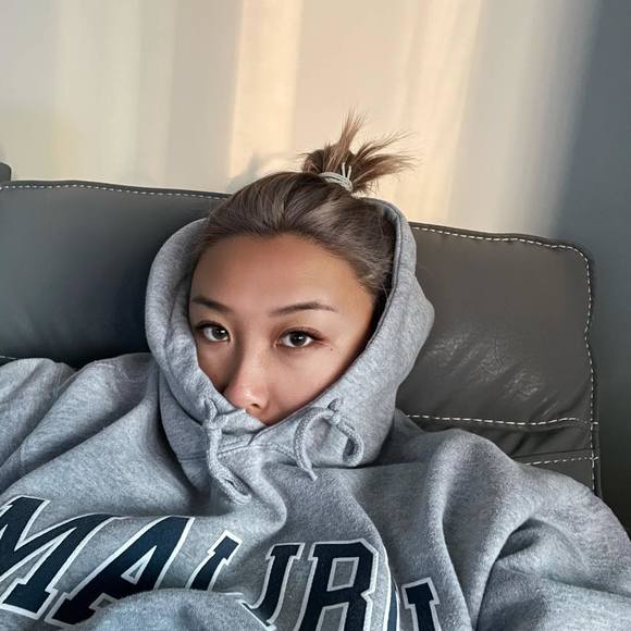 Profile Picture of Winnie Huang (@winniekawh) on Poshmark