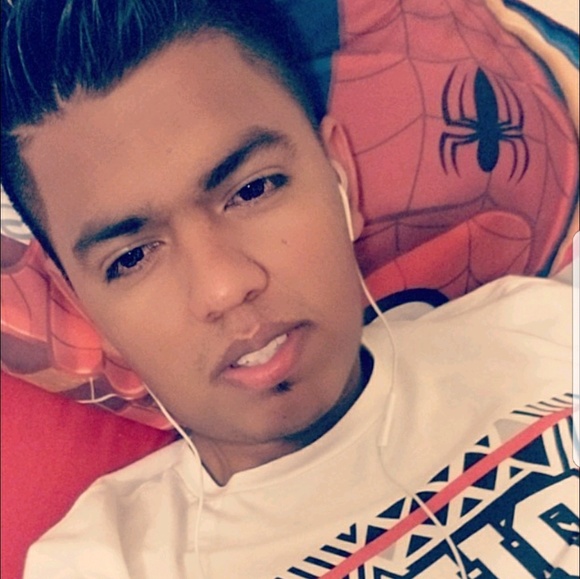 Profile Picture of Kevin Bernal (@kevin998) on Poshmark