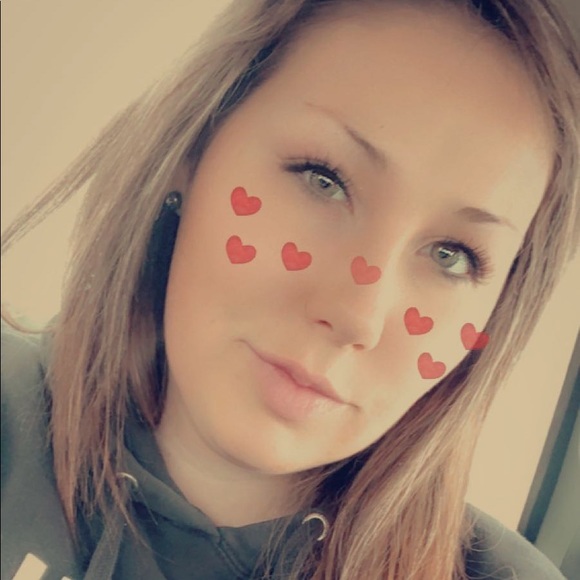 Profile Picture of Haley Alander (@alander123) on Poshmark