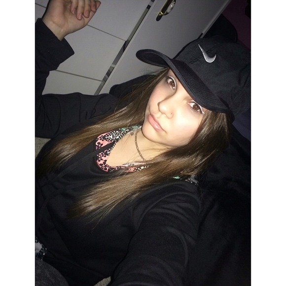 Profile Picture of Brianna Mosman (@brxvnnvlee) on Poshmark