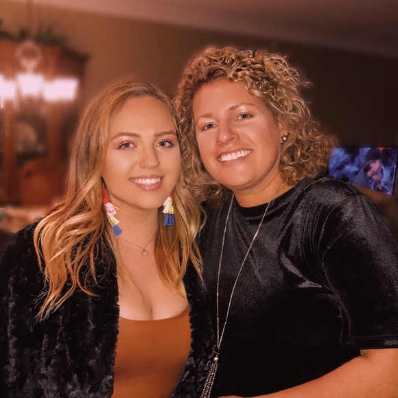 Profile Picture of Mikaela Harkovich (@mharkovich) on Poshmark