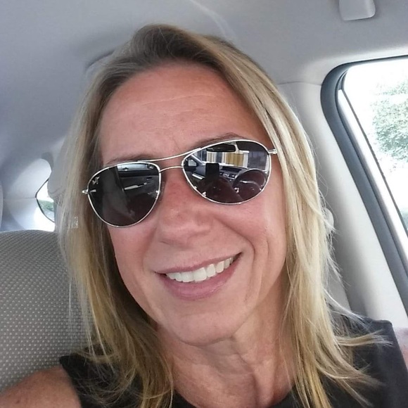 Profile Picture of Dee Biunno (@deebiunno) on Poshmark