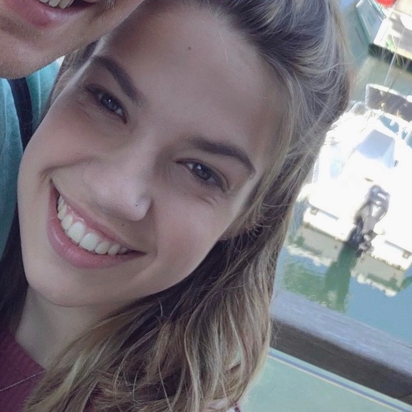 Profile Picture of Danielle Baglow (@dabaglow7) on Poshmark