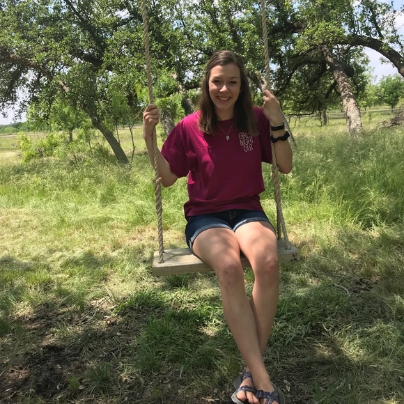 Profile Picture of Sarah Wade (@sarahwade655) on Poshmark