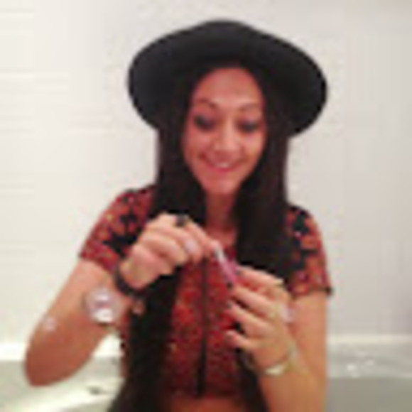 Profile Picture of Jay Samson (@emilyjaysamson) on Poshmark