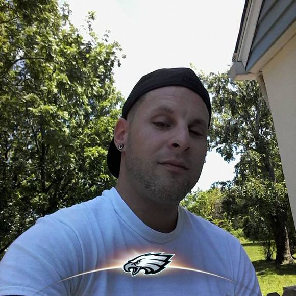 Profile Picture of Jeff Lowell (@jefflowell1980) on Poshmark