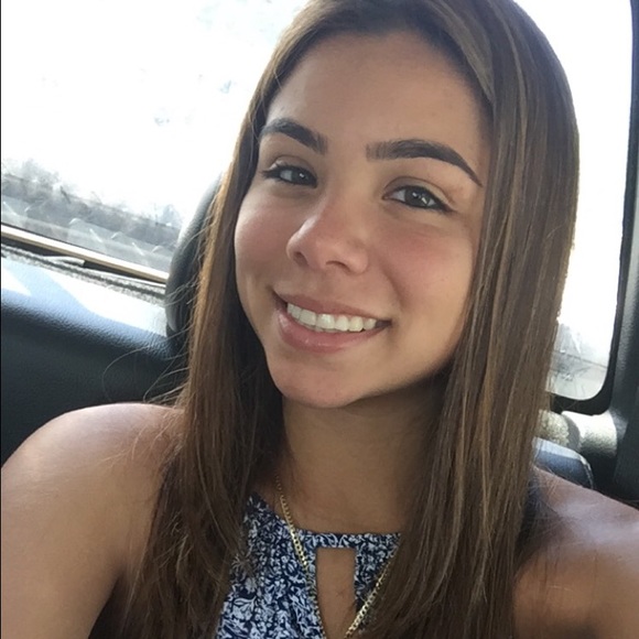 Profile Picture of Brigette Leal (@brigetteleal_) on Poshmark
