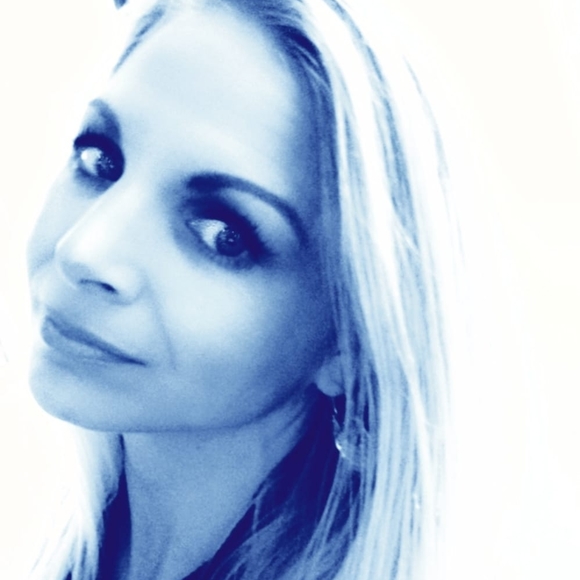 Profile Picture of Leslie Sphar (@allyoustudio) on Poshmark