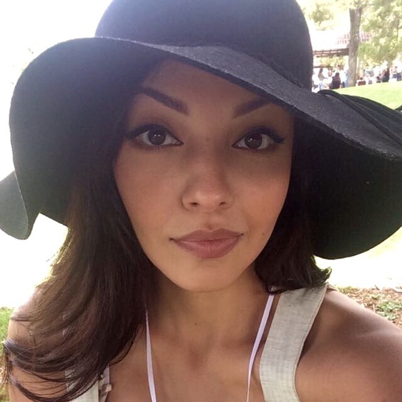 Profile Picture of Nichole Alvarez (@nicholealvy) on Poshmark