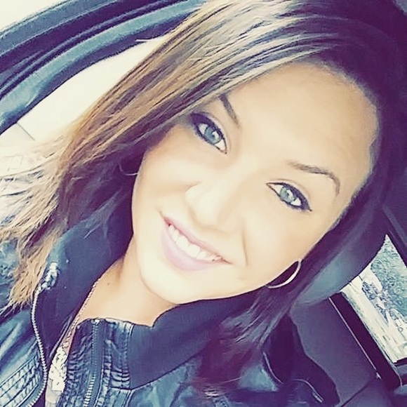 Profile Picture of Crystal Walker (@crystalarnold3) on Poshmark