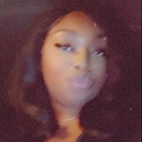 Profile Picture of Amanda Sims (@asims45) on Poshmark