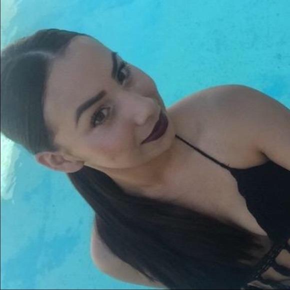 Profile Picture of Genesis Moreno (@genmoren) on Poshmark