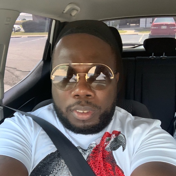 Profile Picture of Vincent Roberts (@vincentrober942) on Poshmark
