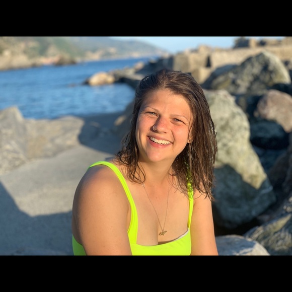 Profile Picture of Alexa Markham (@alexa2122) on Poshmark