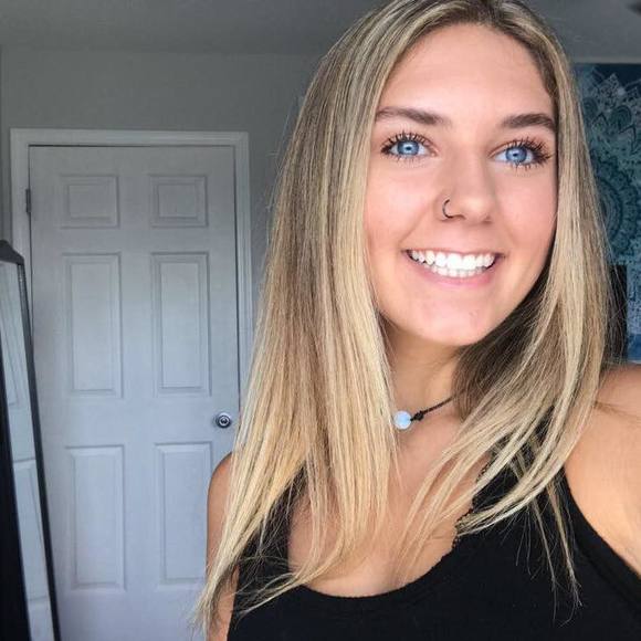 Profile Picture of Hanna Brockelbank (@hanna_brock) on Poshmark